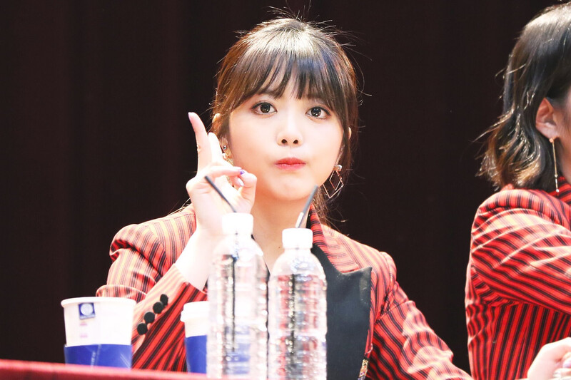 180302 Weki Meki Suyeon at 'Lucky' Fansign documents 3