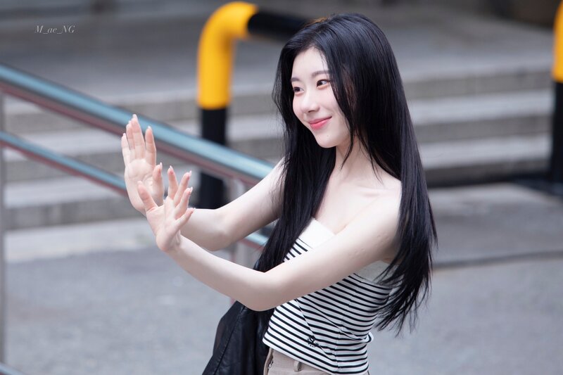 220722 ITZY Chaeryeong - Music Bank Commute documents 1