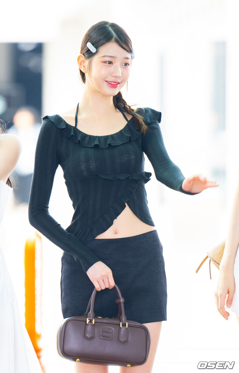 240823 IVE Wonyoung at Incheon International Airport documents 13