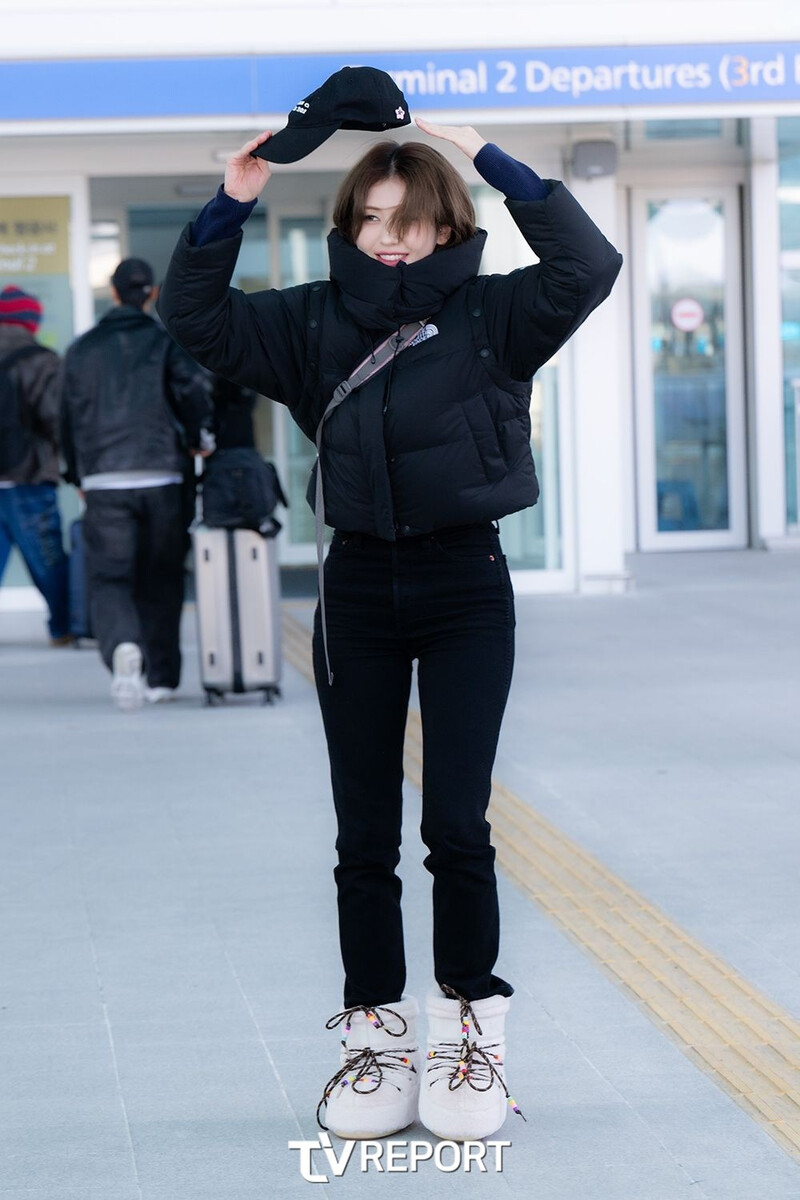 250102 Jeon Somi at Incheon Airport documents 7