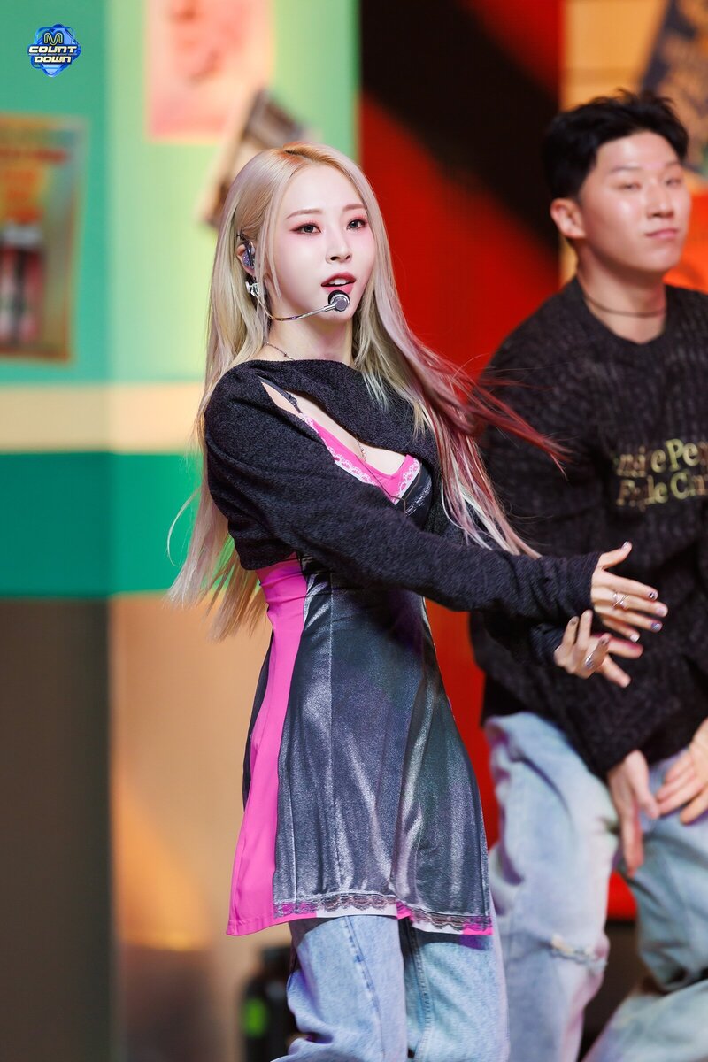 240208 Moon Byul - 'TOUCHIN&MOVIN' at M Countdown documents 2