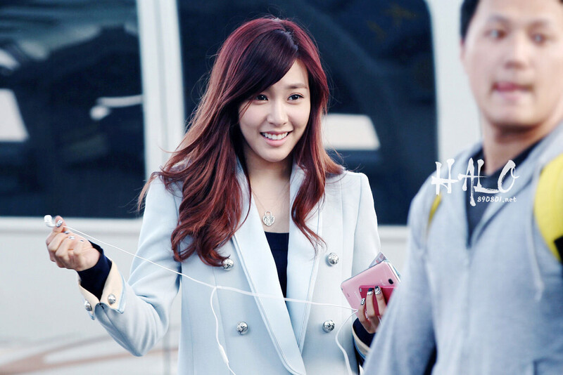 130308 Girls' Generation Tiffany at Incheon Airport documents 10