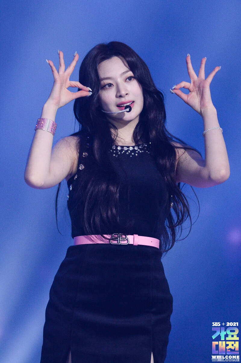 211225 STAYC at SBS Gayo Daejeon documents 3