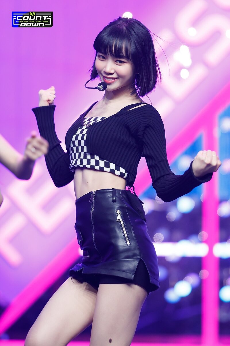 220505 LE SSERAFIM's Chaewon - 'Fearless' and 'Blue Flame' at M Countdown documents 2