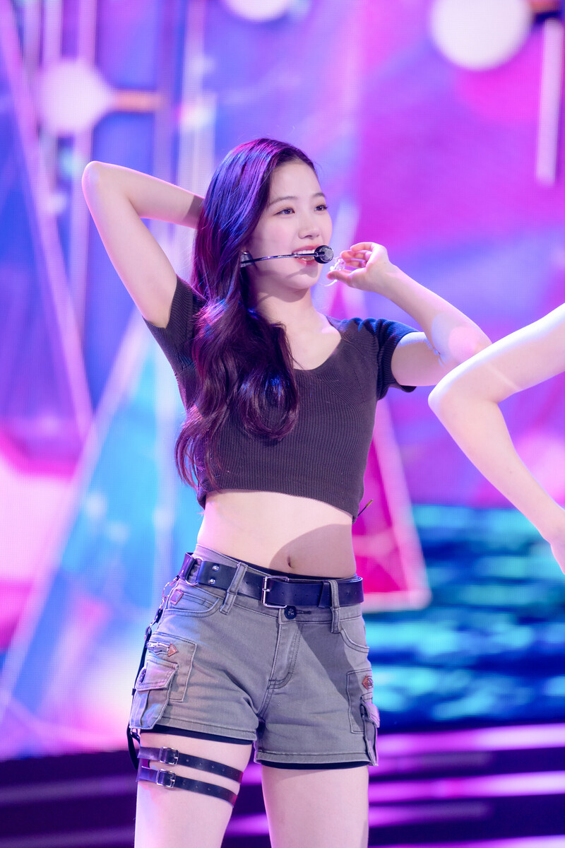 220508 LE SSERAFIM Kazuha - 'Blue Flame' at Inkigayo documents 11