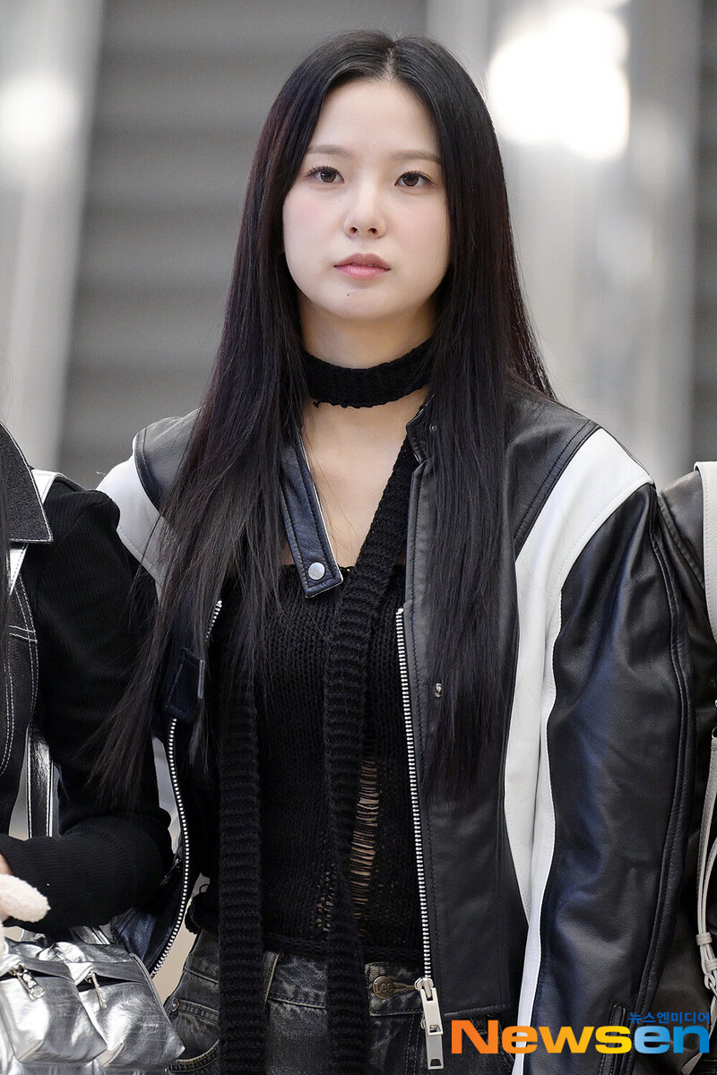 231003 Kep1er Yujin at Gimpo International Airport documents 1