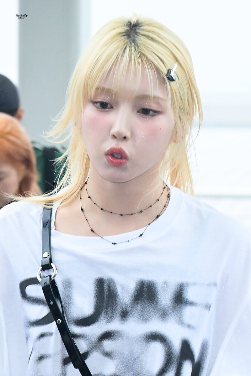 240718 NMIXX Jiwoo at Incheon International Airport documents 1