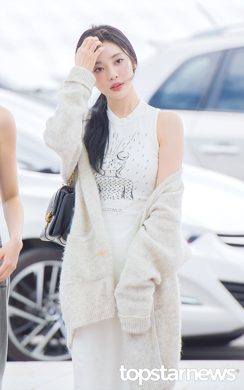 240914 - NINGNING at Incheon International Airport documents 2