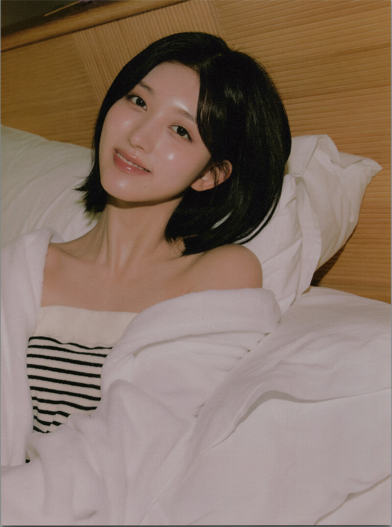 IVE - 1st Photobook 'A Dreamy Day' [SCANS] documents 6