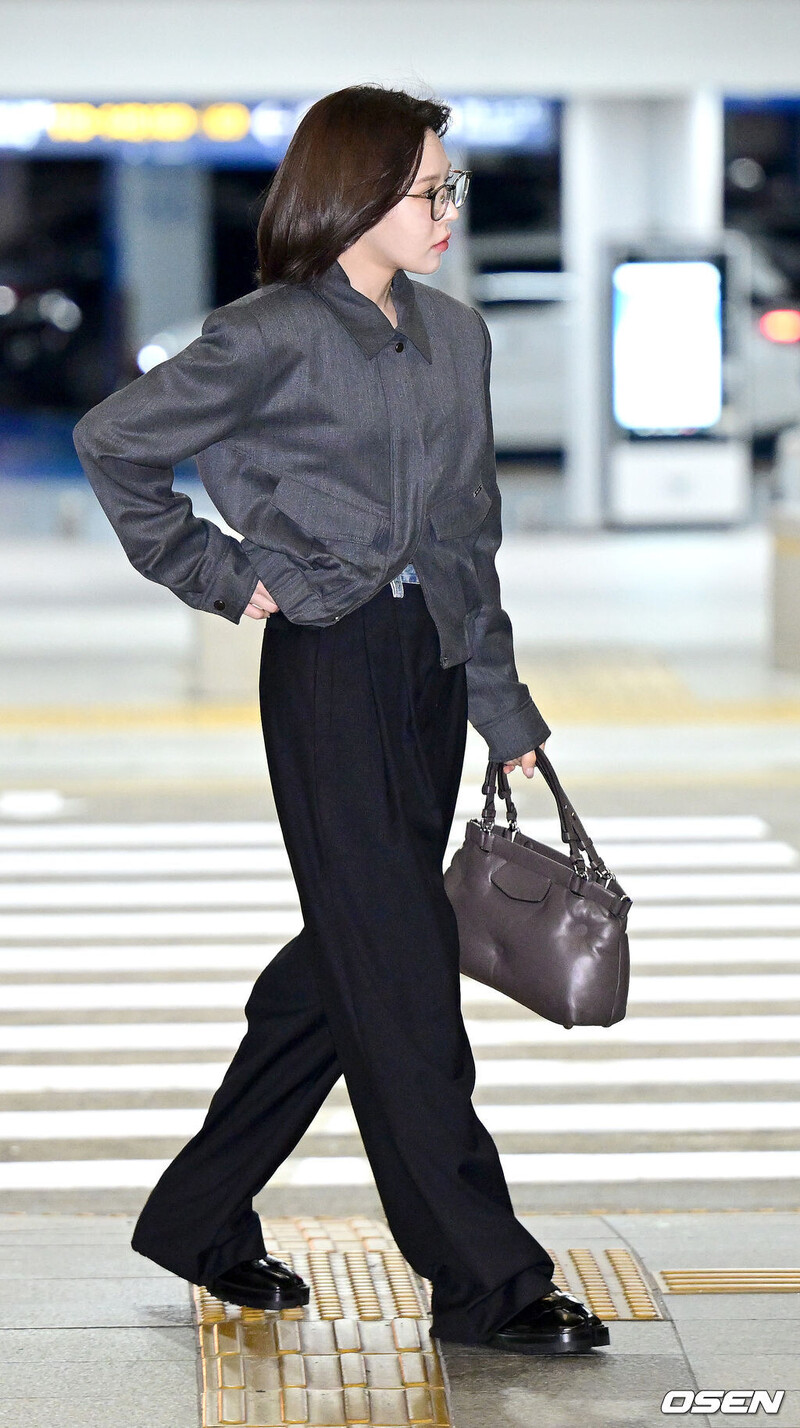 240927 Red Velvet WENDY at Incheon International Airport documents 1