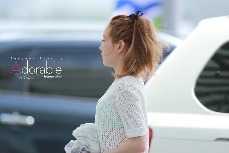130621 Girls' Generation Taeyeon at Incheon Airport documents 11