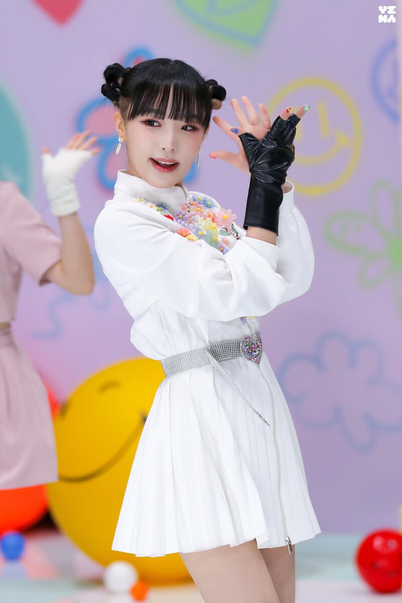 220209 Yuehua Naver Post - Yena 'SMILEY' Performance Video Behind documents 13