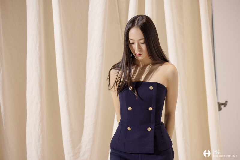 220606 H& Naver Post - Krystal - Ralph Lauren Photoshoot Behind documents 2