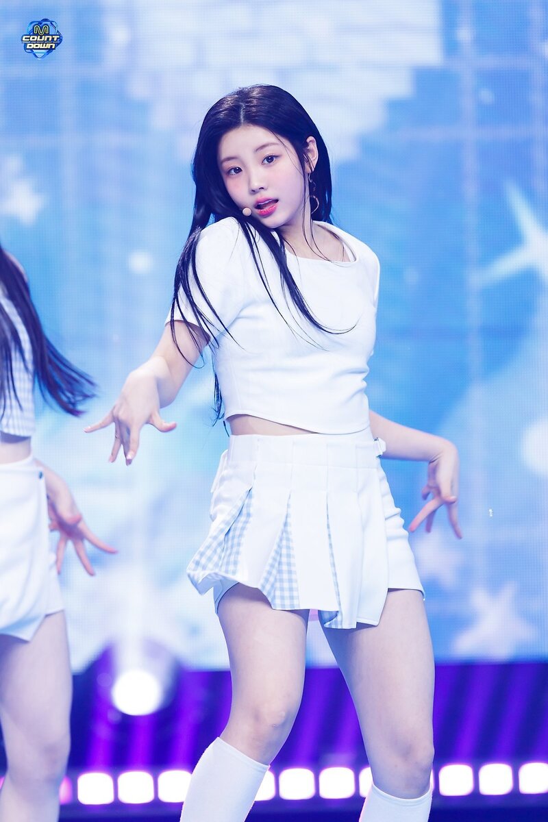 240411 ILLIT Wonhee - 'Magnetic' at M Countdown documents 8