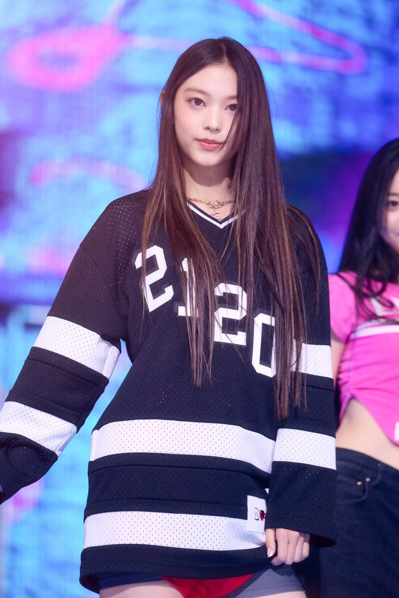 220807 NewJeans Haerin 'Attention' at Inkigayo documents 7