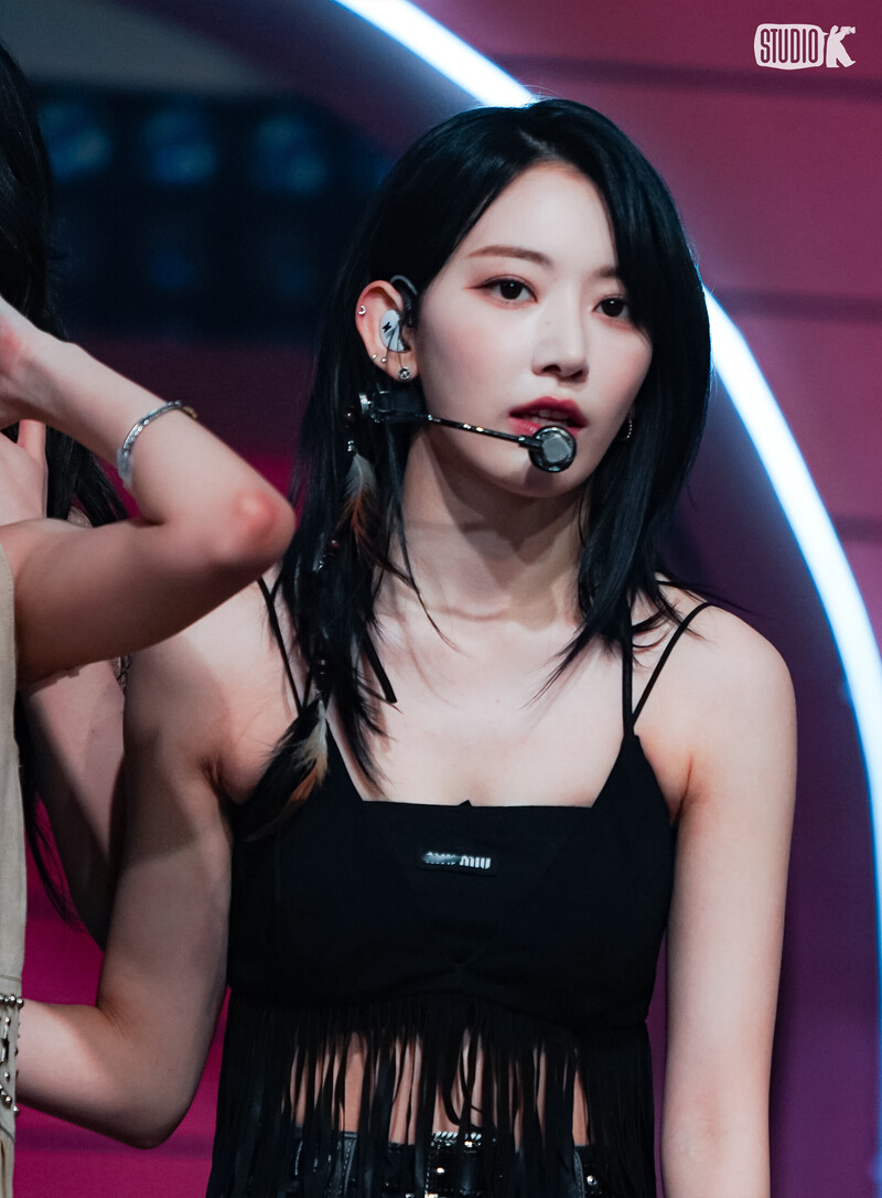 230505 LE SSERAFIM Sakura - 'Unforgiven' at Music Bank documents 7