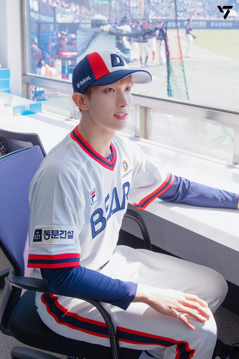 230519 SEVENTEEN Weverse Update - DK First Pitch for Doosan Bears Behind Sketch documents 6