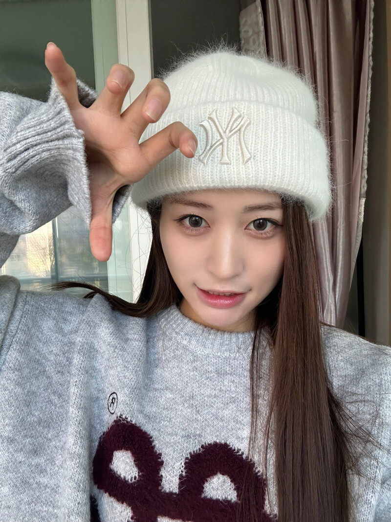 240107 - eite Instagram Update: YUJIN documents 2