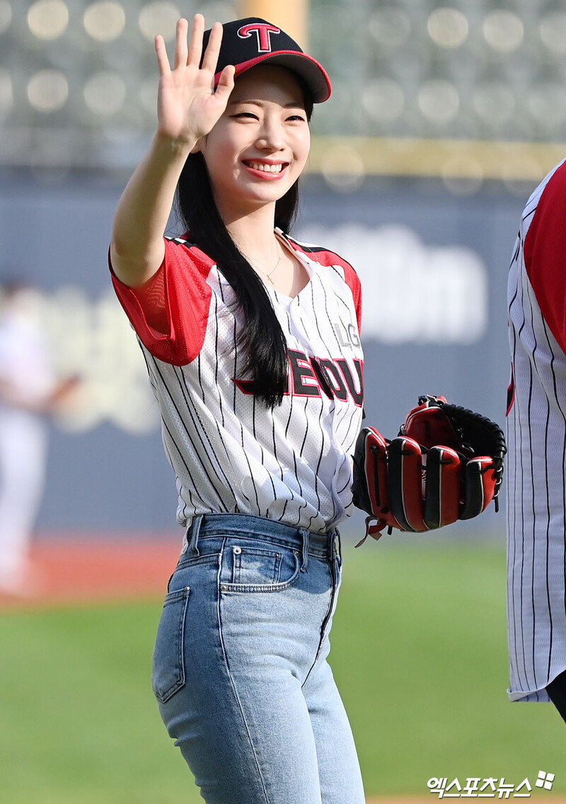 220821 TWICE Dahyun - LG Twins First Pitch documents 9