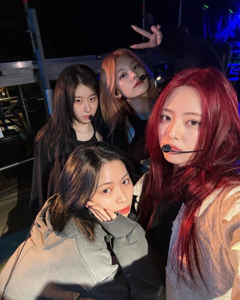 240223 - YUNA Instagram Update with ITZY documents 1
