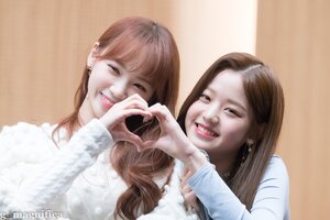 181117 IZ*ONE Chaewon and Wonyoung at Fansign