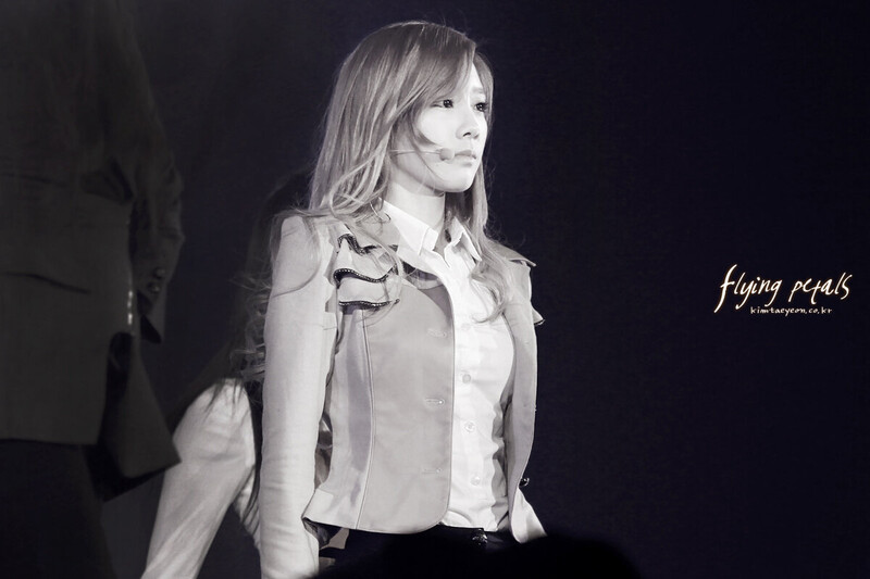 120126 Girls' Generation Taeyeon at Korean International Style Show documents 10