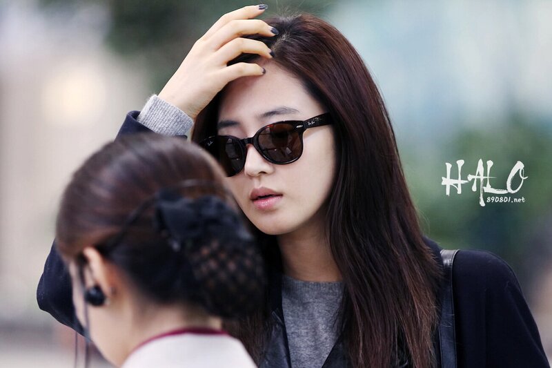121105 Girls' Generation Yuri at Gimpo Airport documents 1