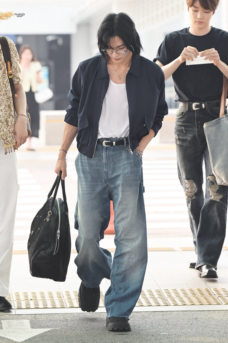 240713 RIIZE Wonbin at Incheon International Airport documents 7