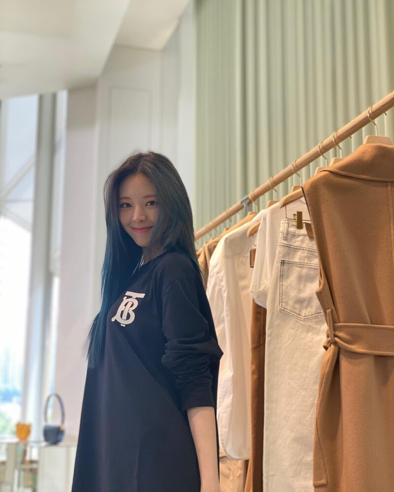 210619 ITZY Instagram Update - Yuna documents 2