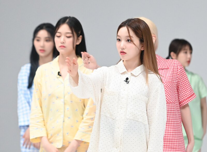 210707 LOONA - 'Silence of Idol' Behind Photos by Osen documents 4