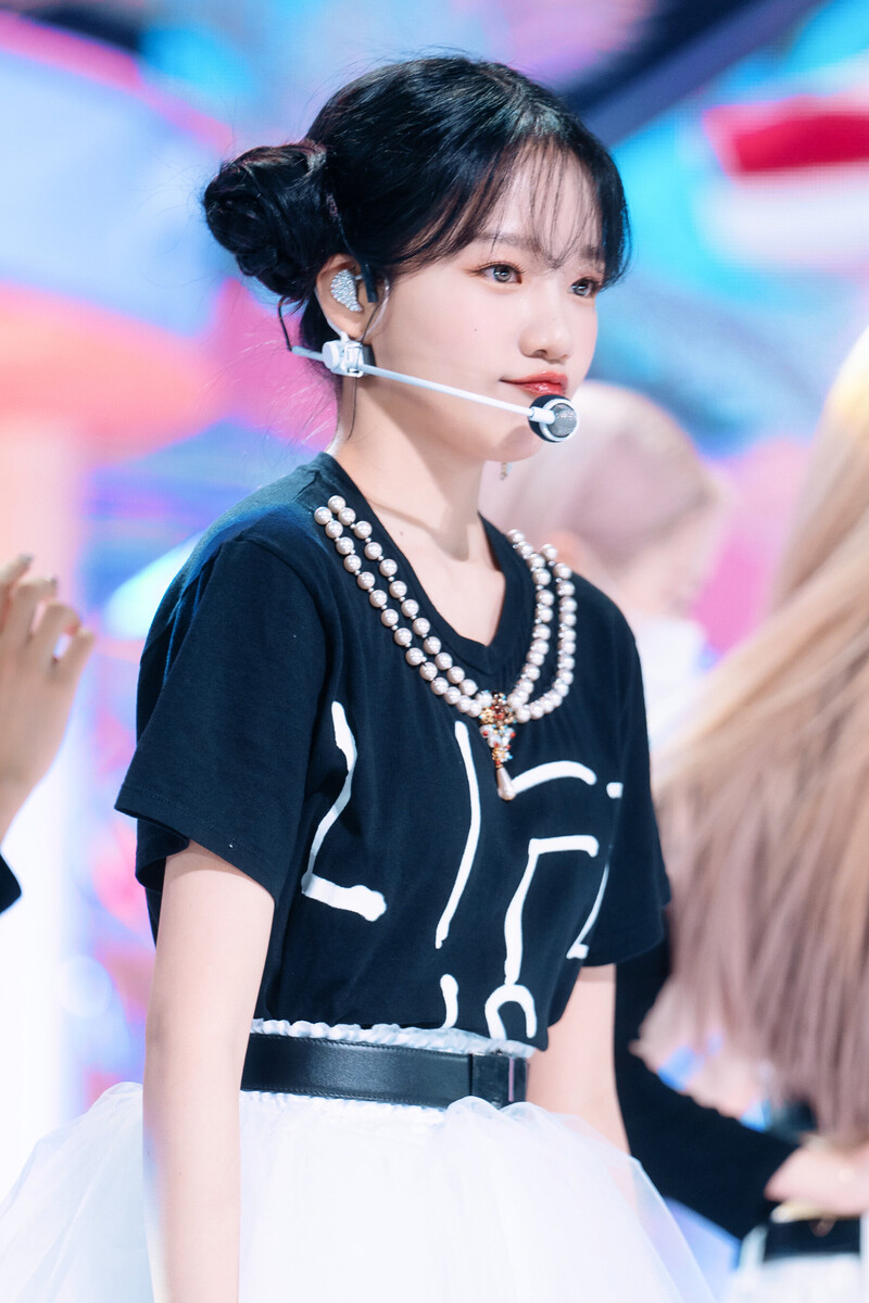 220605 Jo Yuri - 'Love Shhh!' at Inkigayo documents 23