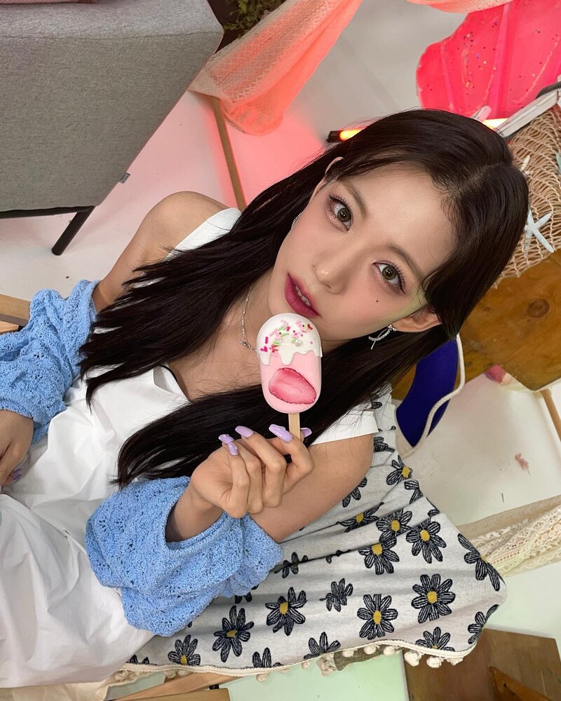 220702 fromis_9 Chaeyoung Instagram Update documents 1