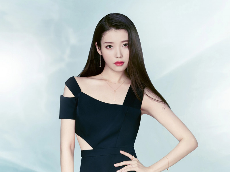 IU for J.ESTINA 'Summer Wave' 2021 Summer Collection documents 1