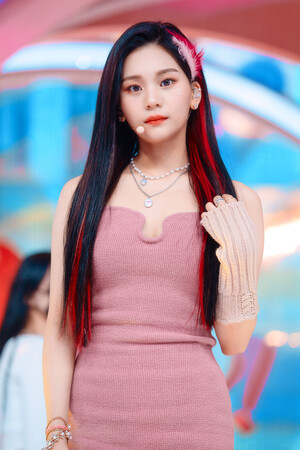 220220 VIVIZ Umji - 'BOP BOP!' at Inkigayo