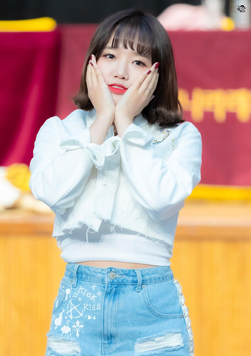 181125 Weki Meki Yoojung at Busan 'KISS, KICKS' Fansign documents 5