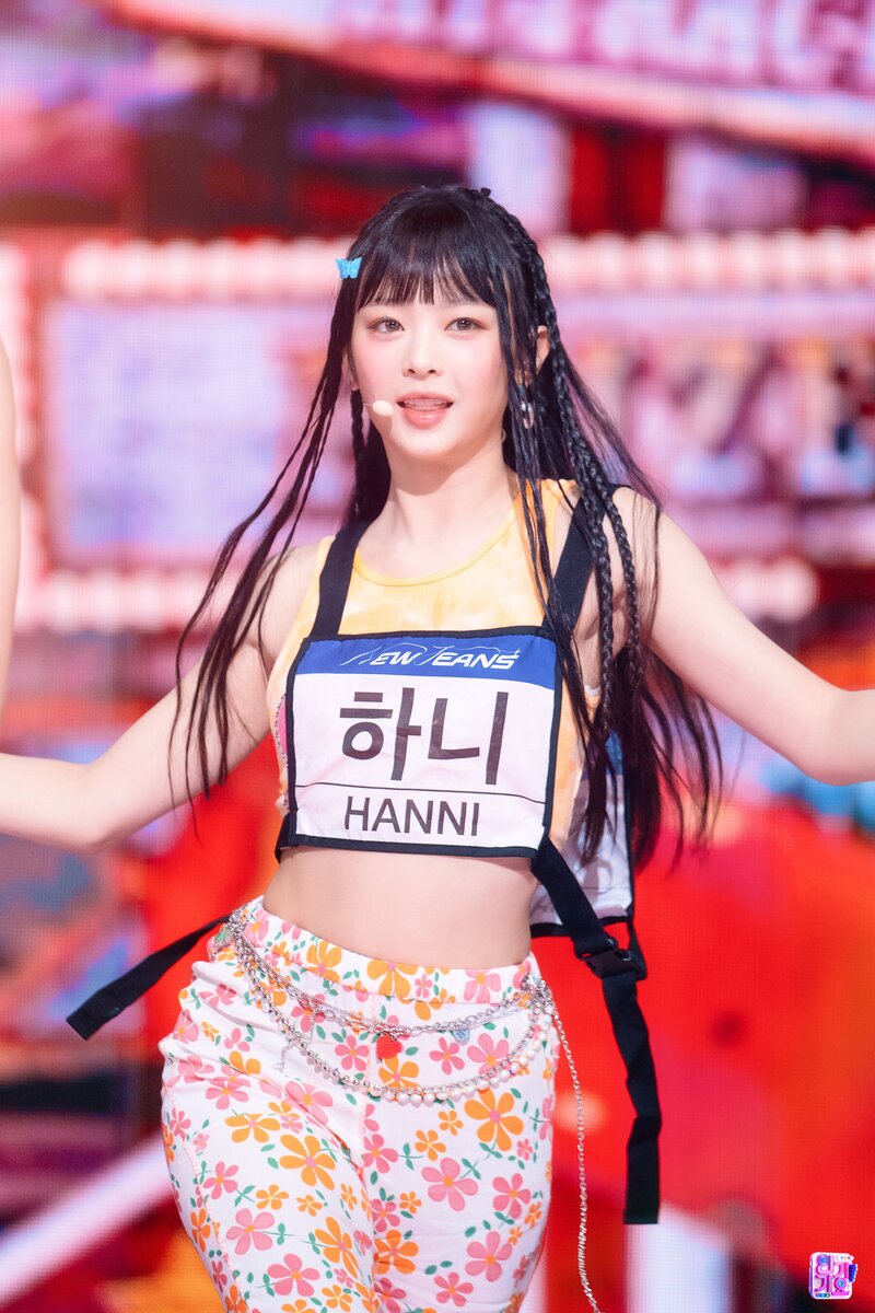 220821 NewJeans Hanni - 'Attention' at Inkigayo documents 13
