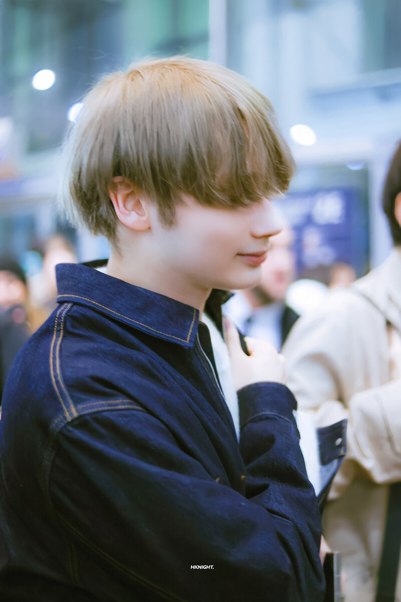 240117 TXT Hueningkai at Incheon International Airport documents 4