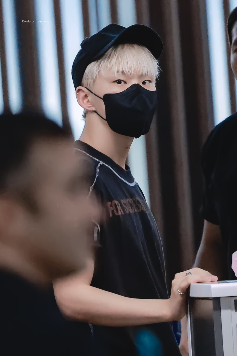 240801 SEVENTEEN Hoshi at Incheon International Airport documents 1