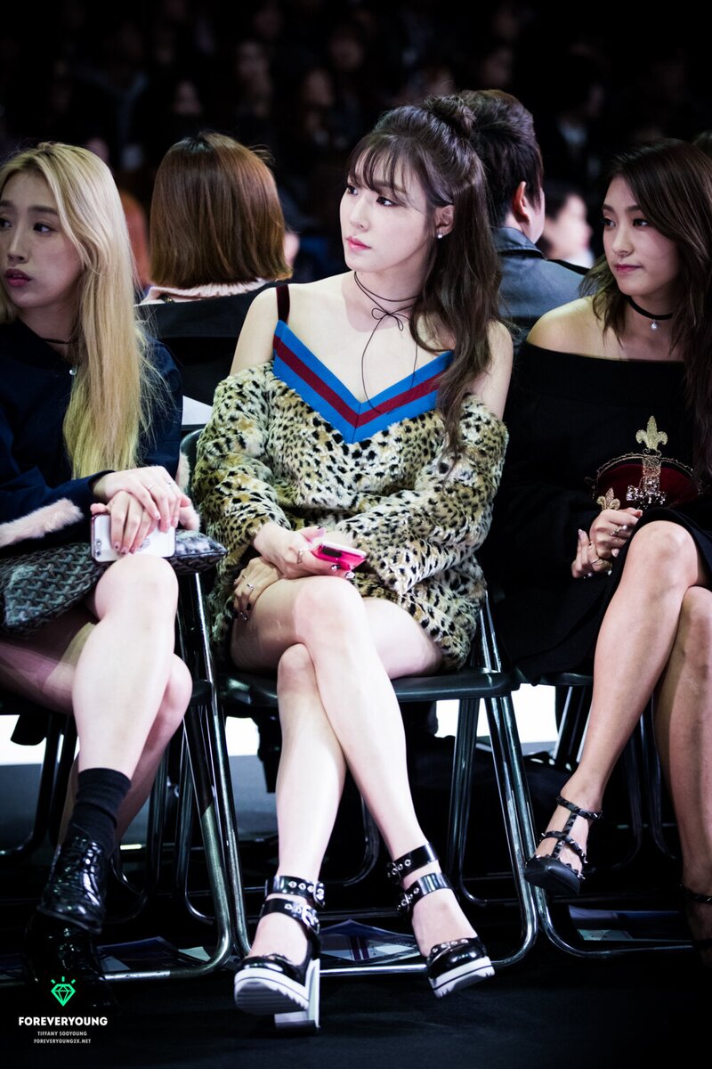 160324 Tiffany and SISTAR Bora at YCH Seoul Fashion Week documents 1