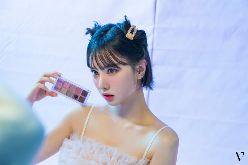 220511 VIVIZ Daum Café Update - Eunha Peach C Photoshoot Behind documents 2