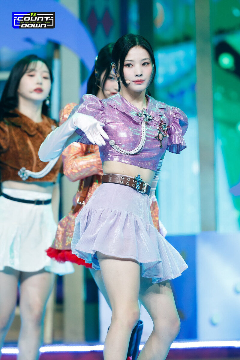 220922 NMIXX Lily - 'DICE' & 'COOL (Your rainbow)' at M COUNTDOWN documents 10