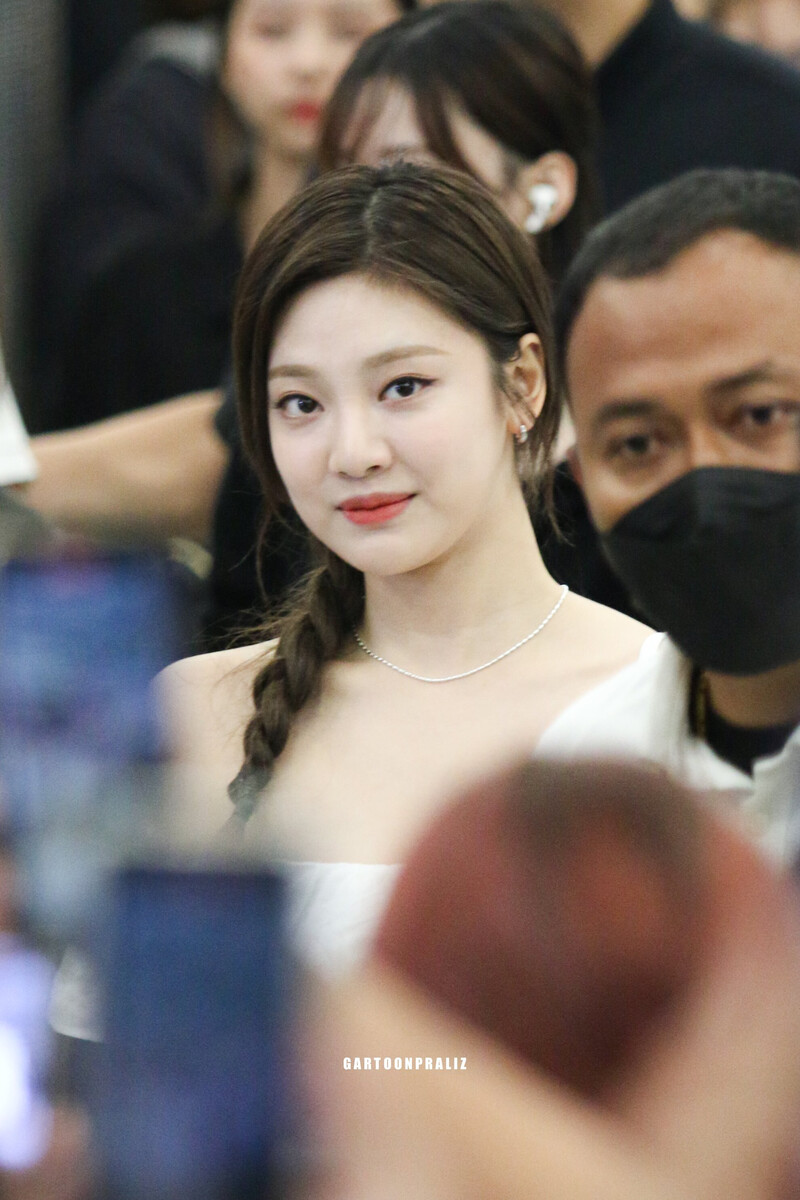 230325 aespa Ningning - Suvarnabhumi Airport documents 1