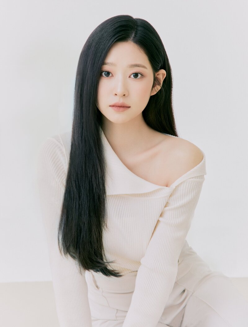 Kim Minju 2021 Profile Photos documents 9