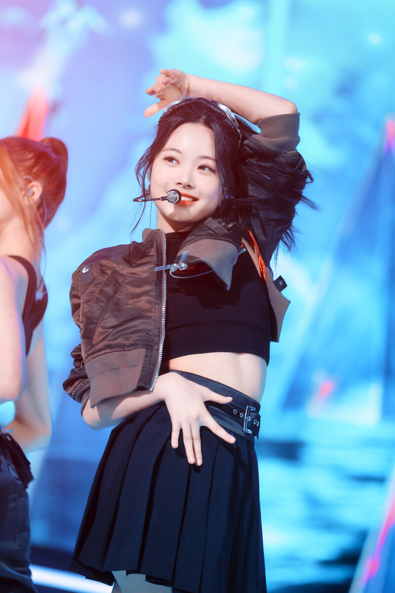 220508 LE SSERAFIM Eunchae - 'Blue Flame' at Inkigayo documents 16