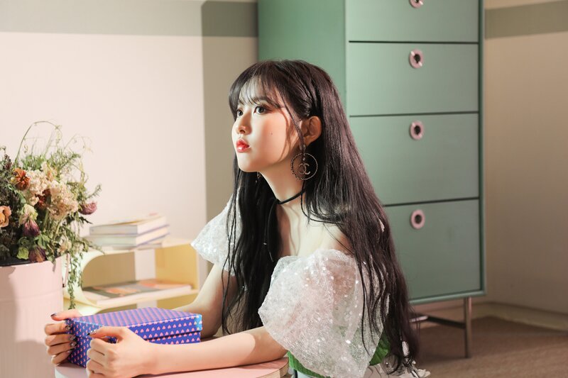 220810 High Up Naver Post - STAYC 'BEAUTIFUL MONSTER' MV Behind documents 8