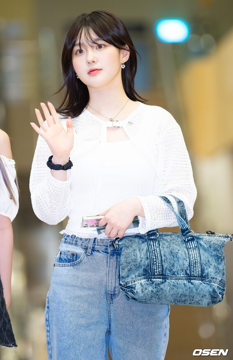 230714 Kep1er Chaehyun at Gimpo International Airport heading to Japan documents 2