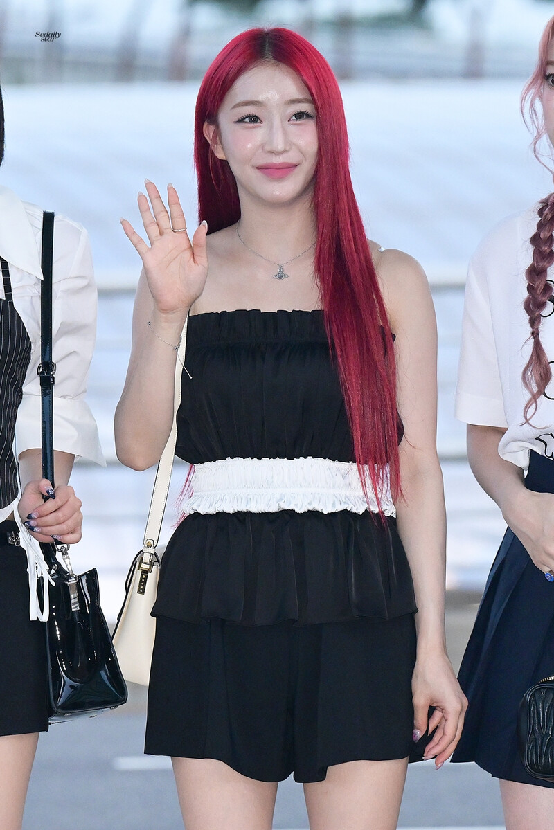 240724 STAYC Sumin at Incheon International Airport documents 3