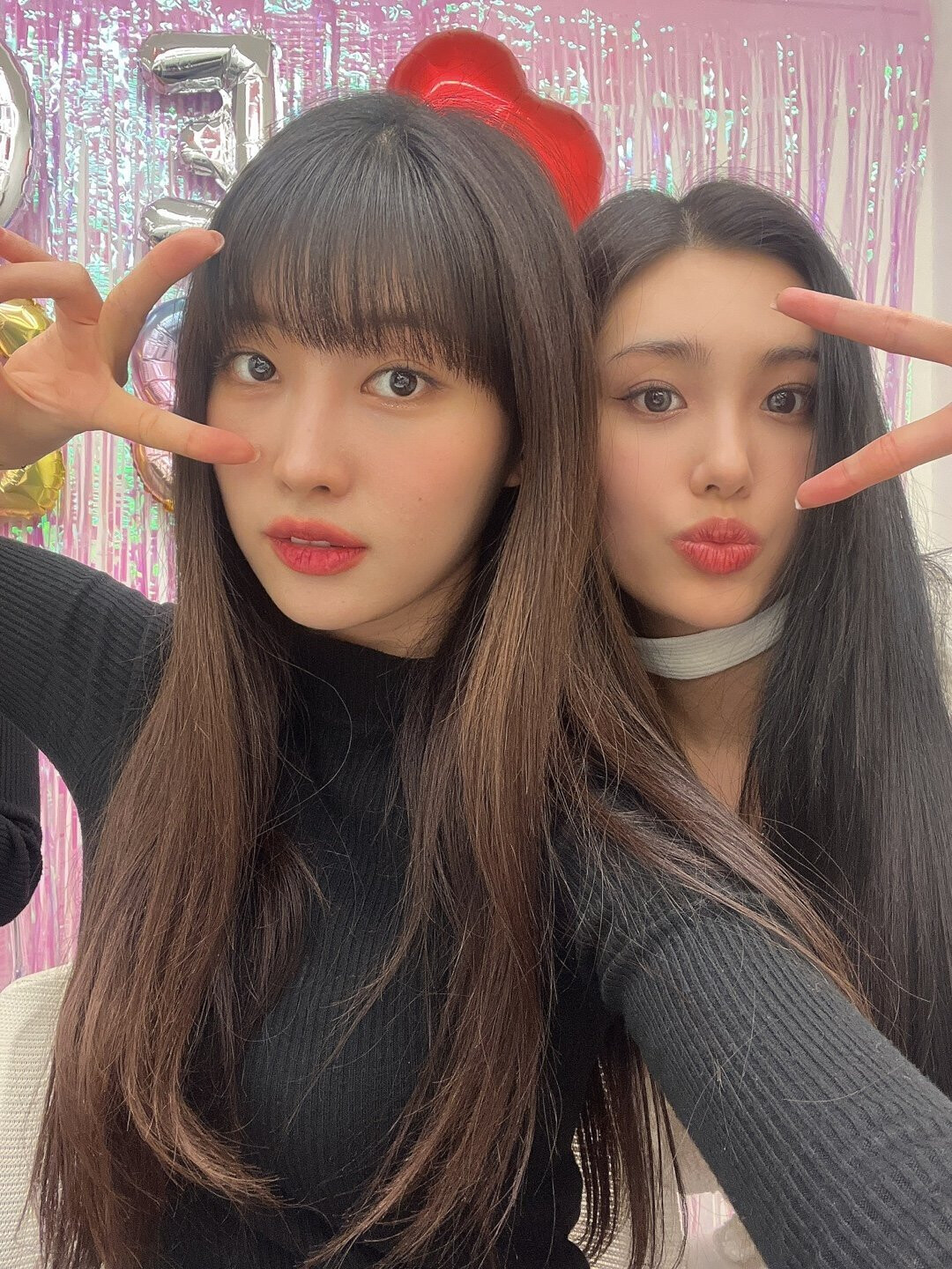 230321 EVERGLOW Twitter Update - Aisha & Sihyeon | kpopping