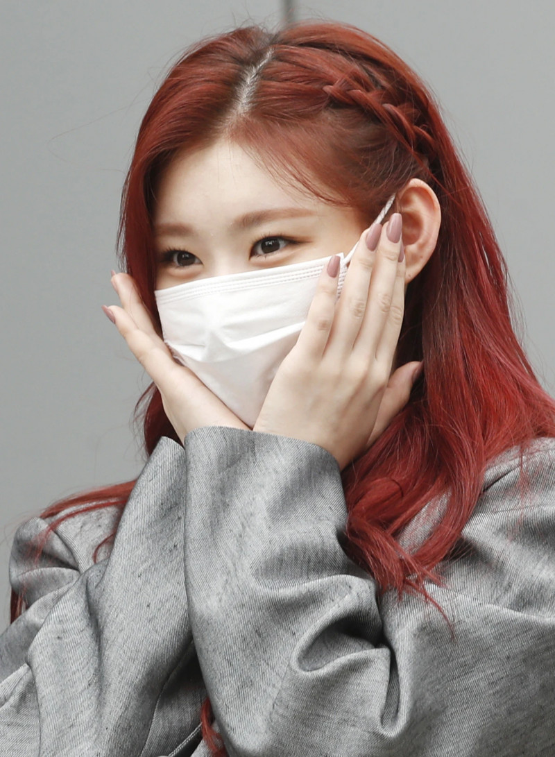 210422 ITZY Chaeryeong on the way to film Knowing Brothers documents 19