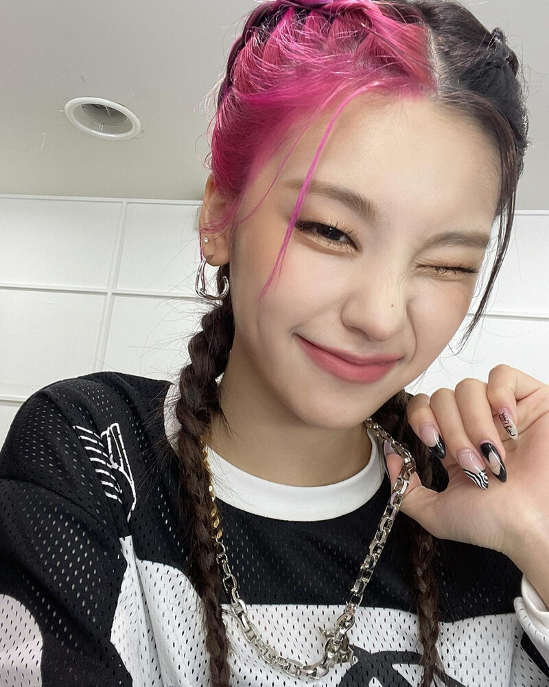 211015 ITZY Instagram Update - Yeji documents 3